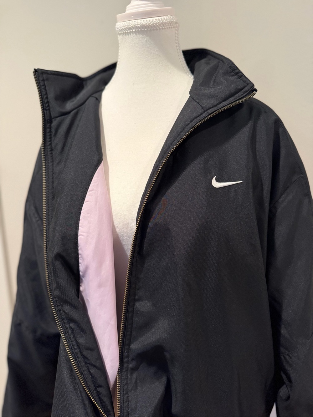 Nike Black Lightweight Oversized Women’s Windbreaker Jacket with White Swoosh - Picture 7 of 7